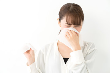 鼻をかむ女性