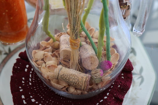 Jarr&oacute;n con corchos y c&aacute;scaras de pistacho