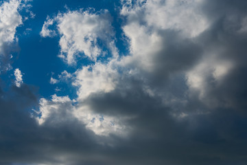 Obraz premium Clouds in bright sunlight. Nimbostratus clouds in sunlight. Blue sky and white clouds in bright sunlight.