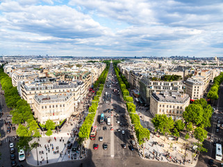 パリ　凱旋門から眺めるシャンゼリゼ通り