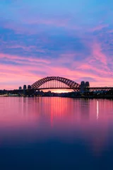 Zelfklevend Fotobehang Silhouet van Sydney Harbour Bridge bij dageraad met blauwe en paarse lucht. © AlexandraDaryl