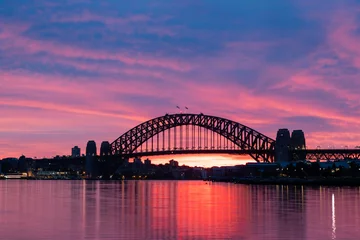 Photo sur Plexiglas Sydney Harbour Bridge Silhouette of Sydney Harbour Bridge with colorful sky at dawn.