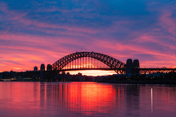 Naklejka premium Silhouette of Sydney Harbour Bridge with colorful sky at dawn.