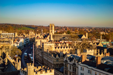 Fototapeta na wymiar Oxford town with its blue sky and buildings