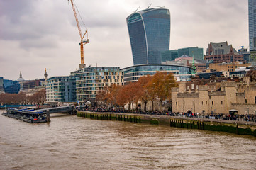 Fototapeta premium London thames skyline with walkie talkie building