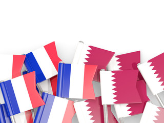 Obraz premium Pins with flags of France and qatar isolated on white.