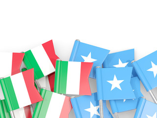 Obraz premium Pins with flags of Italy and somalia isolated on white.