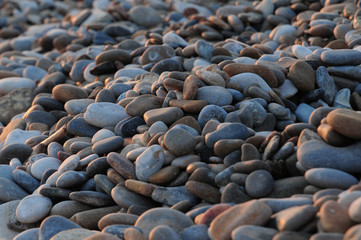 Galets sur plage au coucher de soleil