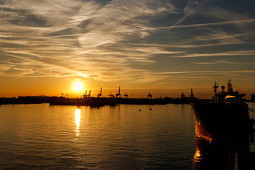 Obraz premium sunset in port of Rotterdam