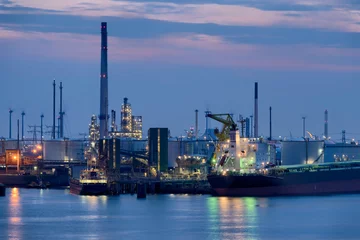 Foto op Plexiglas Opslagtanks en tanker voor vloeibaar aardgas, Haven van Rotterdam © Eric Middelkoop