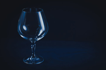 Glass container for alcoholic beverages and the deterioration of the quality of their lives