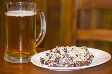 glasses of beer croutons with cheese