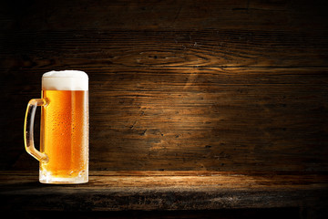 Slim young woman and swimmingpool 