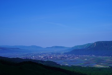 田植えの時期を迎えた阿蘇平野の春