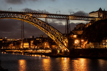 Fototapeta na wymiar bridge luiz first in Porto at night