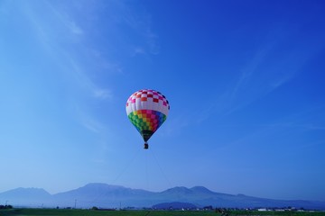 バルーン体験で阿蘇の空を楽しむ風景