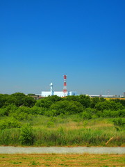 Fototapeta na wymiar 江戸川土手から見る対岸の排水機場風景