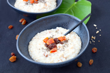 Haferbrei mit Rosinen und Aprikosen	