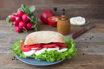 Ciabatta-Brötchen mit Tomate und Ei
