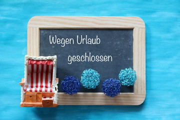Tafel mit Aufschrift Wegen Urlaub geschlossen