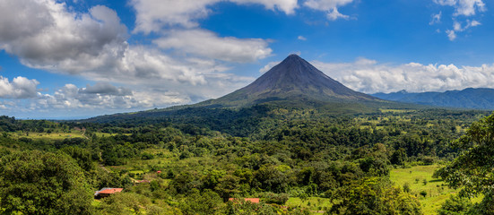 Arenal Volcano panorama - obrazy, fototapety, plakaty