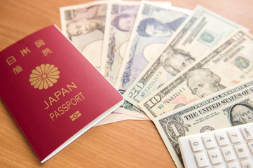 【海外旅行イメージ】パスポートと外貨（アメリカドル）