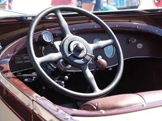 Deurstickers The steering wheel of an old car of the early twentieth century © Sergey