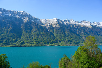 Fototapeta na wymiar Beschneite Bergkette am Brienzersee, Bern, Schweiz