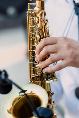 Obraz premium man playing the saxophone