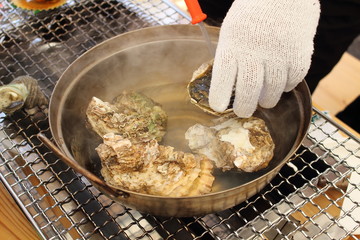 岩ガキの蒸し上がり