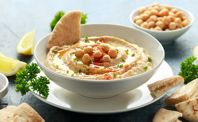 Hummus with olive oil, paprika, lemon and pita bread