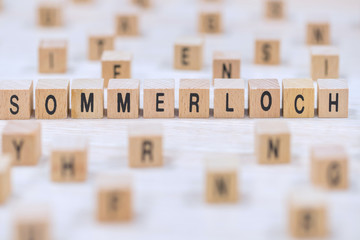 sommerloch holzwürfel hintergrund