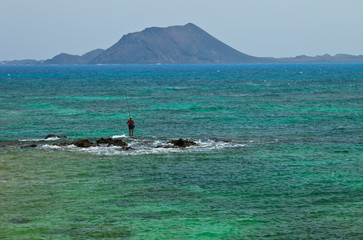 Bajos costeros junto al pueblo de Corralejo. Al fondo islote de Lobos. Isla Fuerteventura....