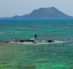 Bajos costeros junto al pueblo de Corralejo. Al fondo islote de Lobos. Isla Fuerteventura....