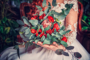 Fototapeta na wymiar girl with bouquet of roses