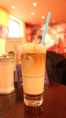 caramel macchiato Kaffee auf dem Tisch