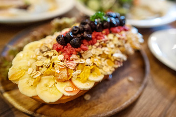 dessert papai and granola with berries