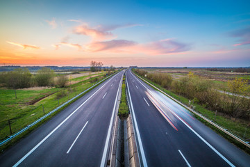 Autobahn am Abend