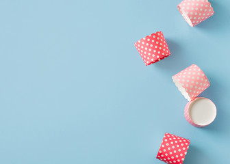 Obraz premium Baking background with pink cake forms on blue background