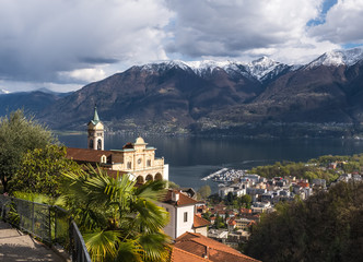 Fototapeta na wymiar Blick auf die Wallfahrtskirche Madonna del Sasso und Lago Maggiore, Orselina, Schweiz