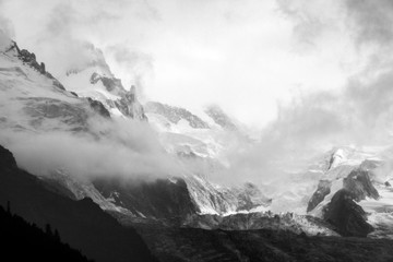 Fototapeta na wymiar Brume sur le glacier des Bossons dans les Alpes Françaises