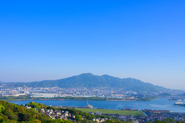 Naklejka na ściany i meble 高塔山公園から眺める北九州市の都市風景