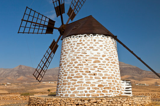Molino y paisaje agr&iacute;cola. Pueblo Las Parcelas. Isla Fuerteventura. Pronvincia Las Palmas. Islas Canarias. Espa&ntilde;a