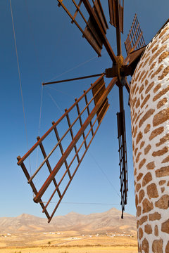 Molino y paisaje agr&iacute;cola. Pueblo Las Parcelas. Isla Fuerteventura. Pronvincia Las Palmas. Islas Canarias. Espa&ntilde;a