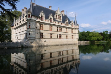 Fototapeta na wymiar Châteaux de la Loire, château d’Azay-le-Rideau et son reflet dans l'eau (France)