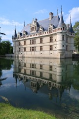 Ch&acirc;teaux de la Loire, ch&acirc;teau d&rsquo;Azay-le-Rideau se refl&eacute;tant dans l'eau (France)