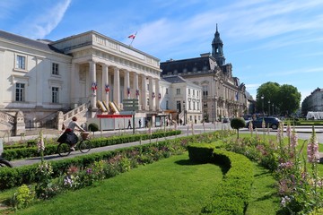 Ville de Tours, place Jean-Jaurès avec le palais de justice et l'hôtel de ville (France)