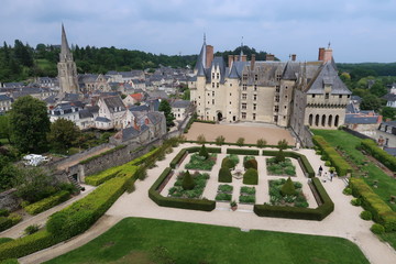 Fototapeta premium Châteaux de la Loire, château de Langeais et son jardin à la française (France)