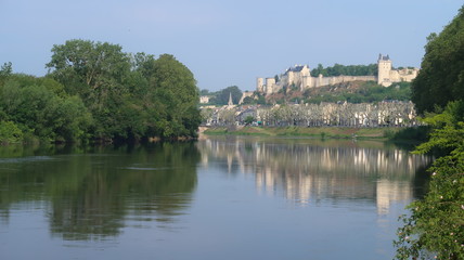 Fototapeta na wymiar Panorama sur la ville de Chinon et son reflet dans le fleuve de la Vienne (France)