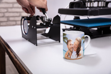 Printing on mugs in workshop
